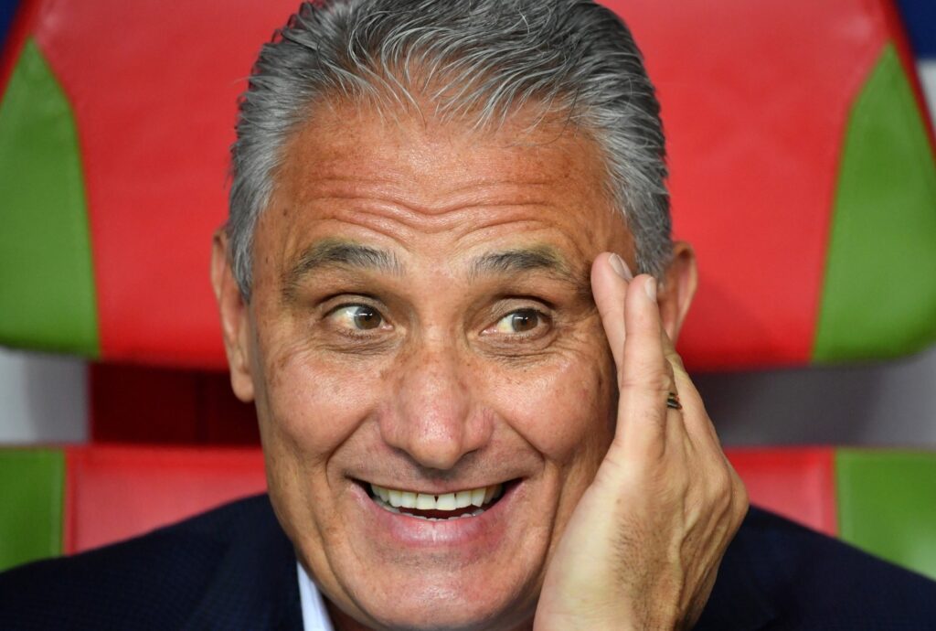 Novo técnico do Flamengo, Tite sorri no banco de reservas