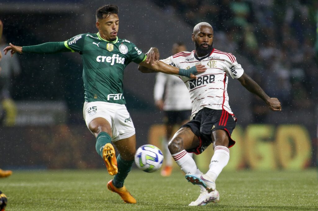 Gerson e Gabriel Menino dividem bola no Allianz Parque; veja onde assistir Flamengo x Palmeiras no Maracanã, nesta quarta-feira