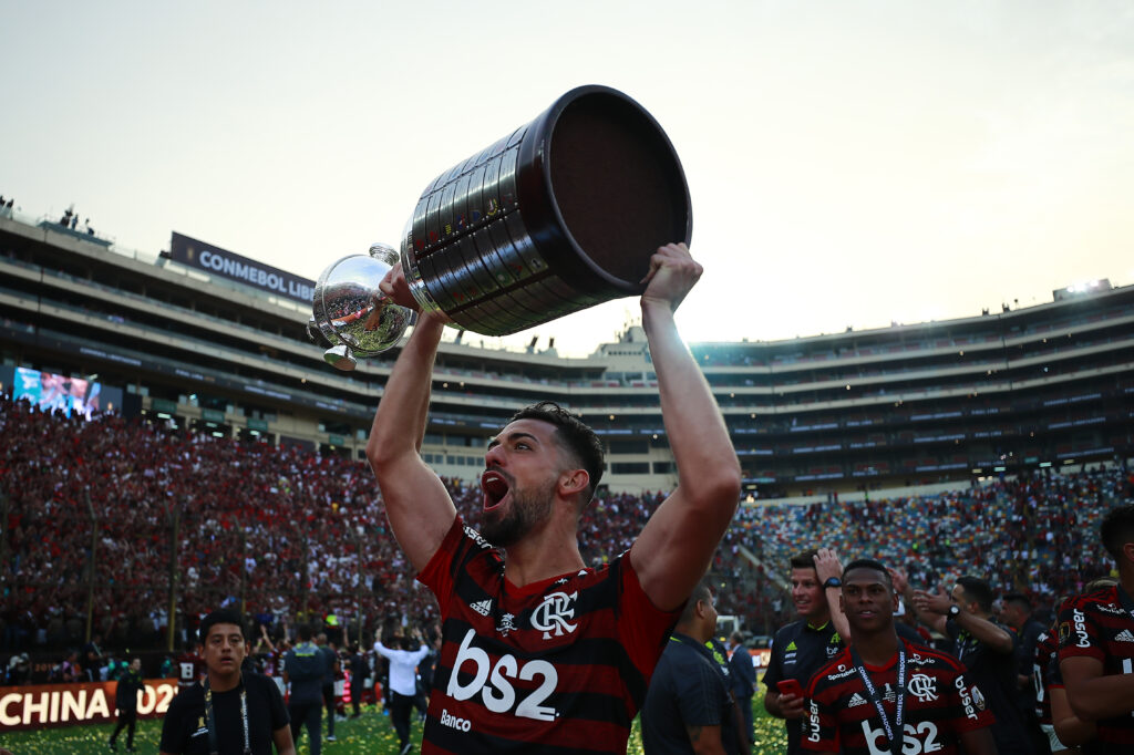 Pablo Marí ergue taça da Libertadores após vitória do Flamengo em 2019