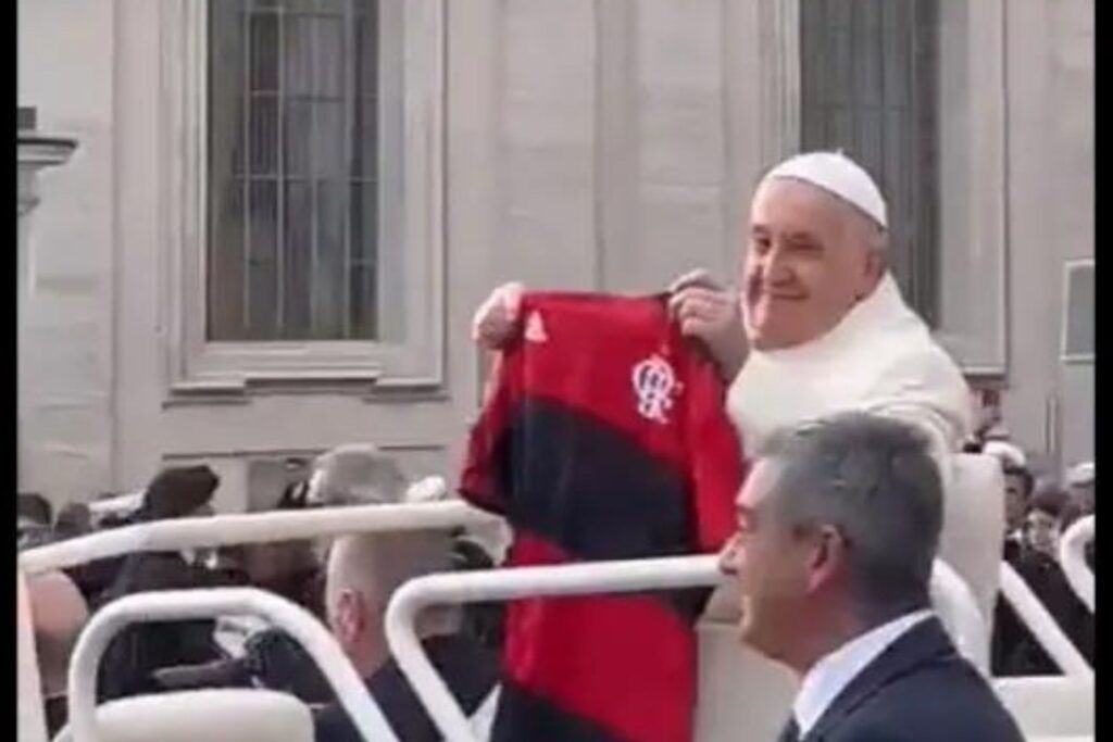 Papa Francisco recebeu uma camisa do Flamengo no Vaticano