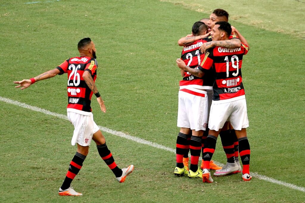 Pará comemora gol do Flamengo contra o Vasco, no Brasileirão; lateral-direito negocia com clube de Belém