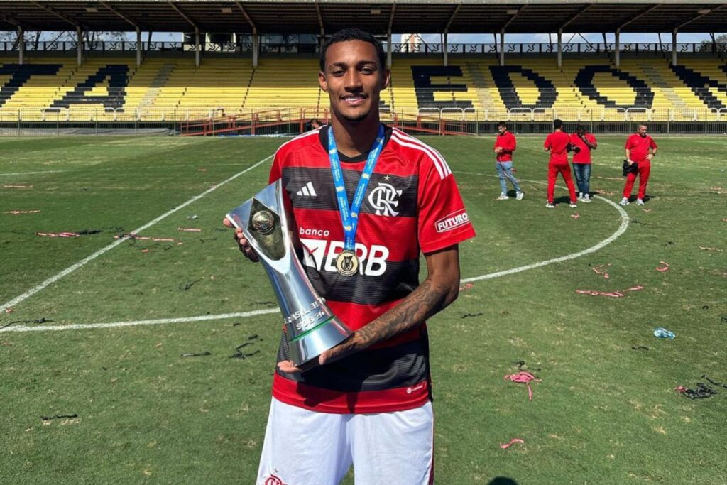 Pedrinho com a taça de campeão brasileiro sub-20 pelo Flamengo; atleta foi anunciado no North Texas dos EUA