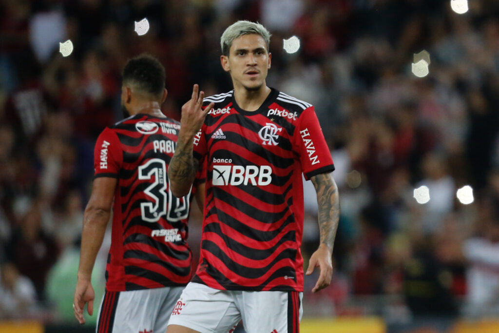 Pedro comemora seu terceiro gol em vitória do Flamengo contra o Bragantino;