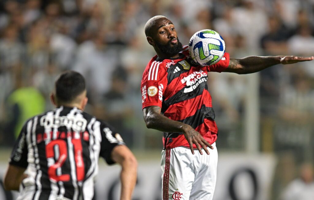 Pelo Flamengo, Gerson mata bola no peito de frente para jogador adversário do Atlético-MG; jogador sofre de Hidronefrose renal e ficará afastado do Carioca 2024