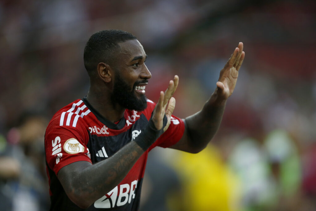 Gerson comemora gol contra o Vasco, no Maracanã; Flamengo enfrenta o Santos nesta quarta-feira, veja os prognósticos e as melhores odds para o duelo