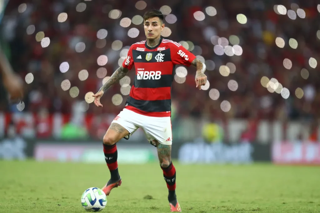 Erick Pulgar brilhou em vitória do Flamengo contra o Bragantino e jornalista debocha de mal uso de Vitor Pereira