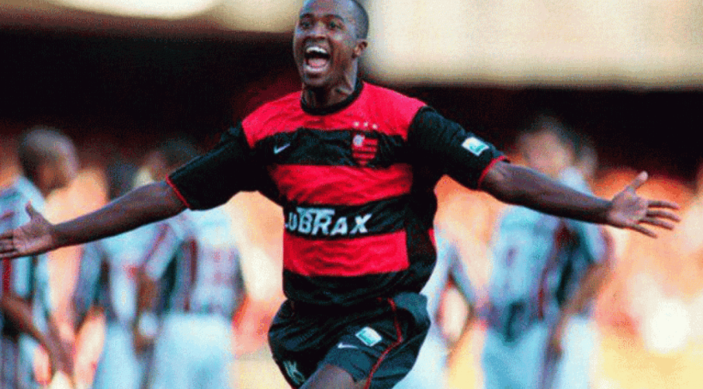Reinaldo com a camisa do Flamengo em 2001; ex-atacante é alvo do Santa Rosa