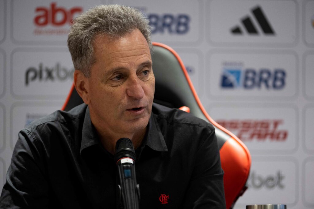 Rodolfo Landim em coletiva do Flamengo; mandatário completa cinco anos de clube e gestão tem ótimos números financeiros
