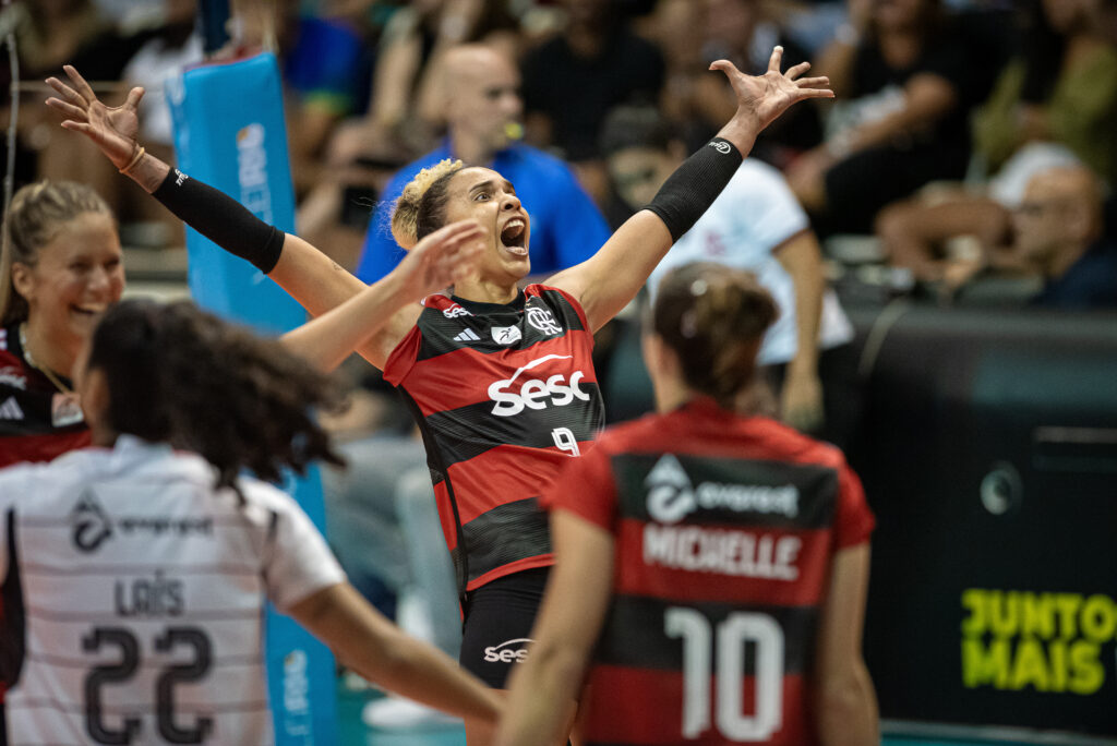 Sabrina comemora ponto do Sesc Flamengo, que assume liderança da Superliga