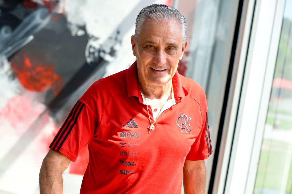 Tite sorri em embarque do Flamengo no Ninho do Urubu; treinador tem boa relação com pai de Léo Ortiz e pode ajudar Flamengo nas negociações