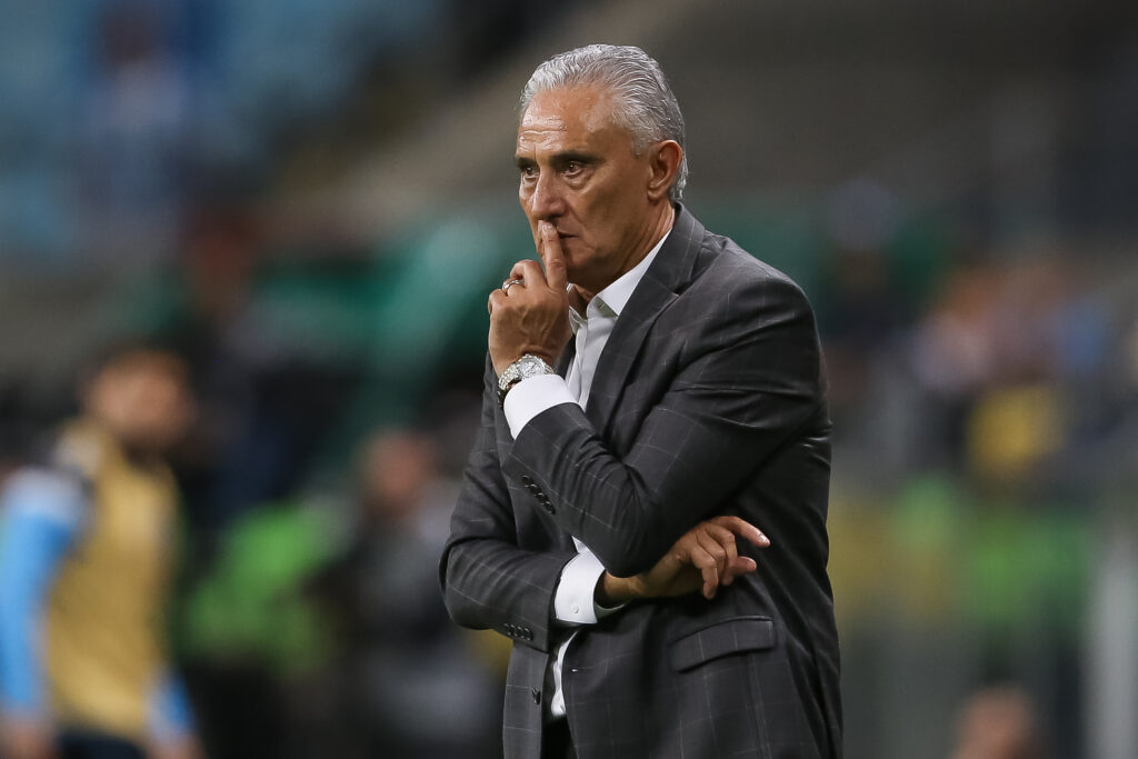 Tite em jogo do Flamengo no Brasileirão; Analista aponta treinador como culpado em derrota para Atlético-MG