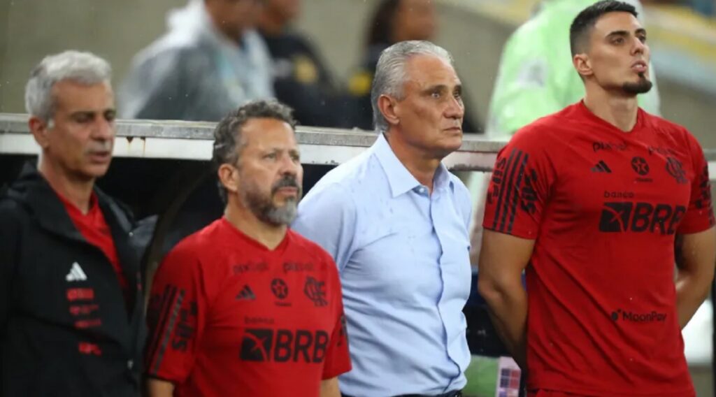 Tite ao lado de sua comissão no Flamengo