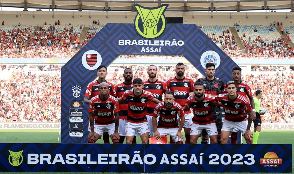 Time do Flamengo perfilado antes de jogo no Brasileirão; Escalação titular com apenas um jogador oriundo das categorias de base