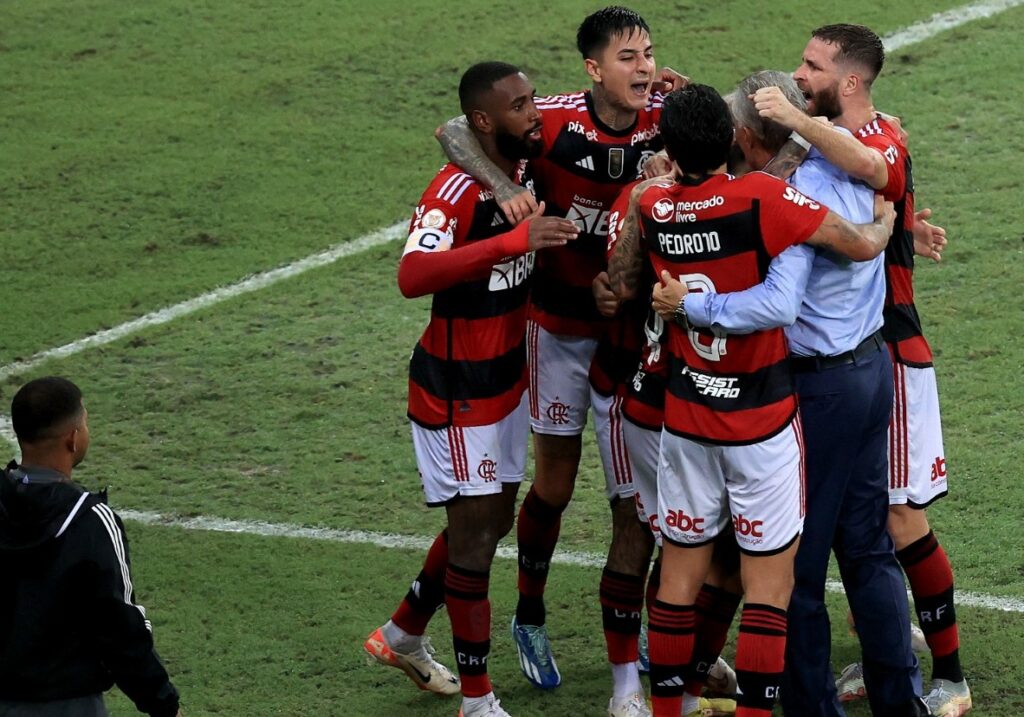 Tite festeja gol com jogadores do Flamengo