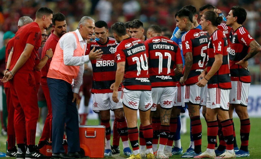 Tite instruindo jogadores do Flamengo em campo durante parada técnica em jogo do Brasileirão; especialista fez projeção ousada para folha salarial do time