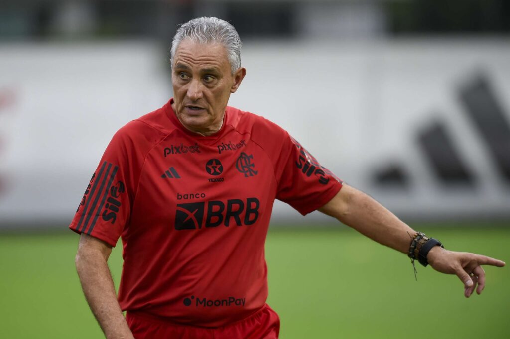 Tite em treino do Flamengo; treinador conta com retorno de convocados para escalar o time contra o Bragantino