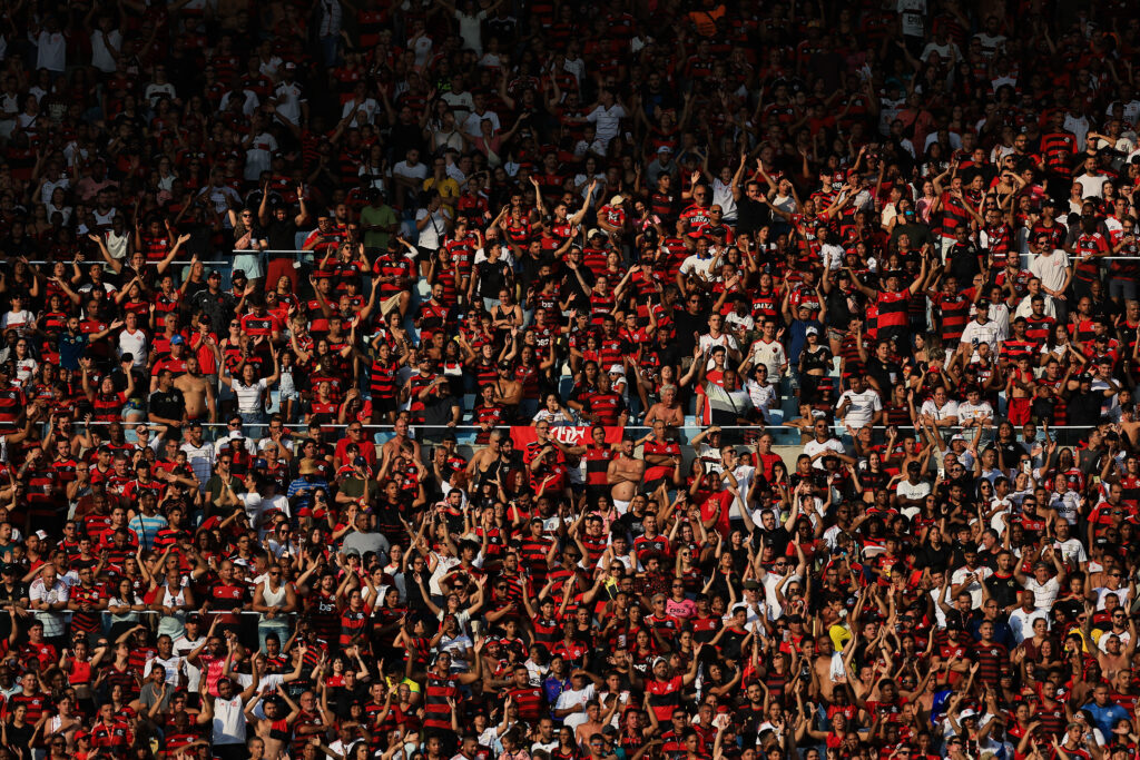 Torcida do Flamengo em jogo no Maracanã; clube tem a maior arrecadação com bilheteria no Brasil em 2023