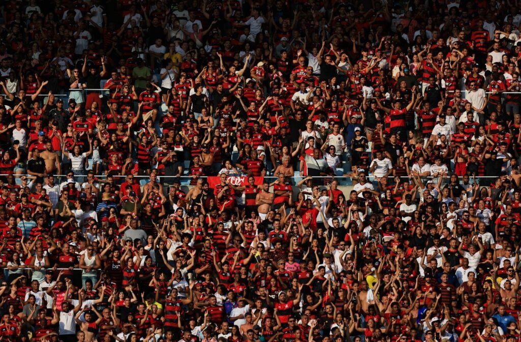 Torcida do Flamengo lota Maracanã em jogo do Brasileirão; veja valores de ingressos do pacote Maracanã