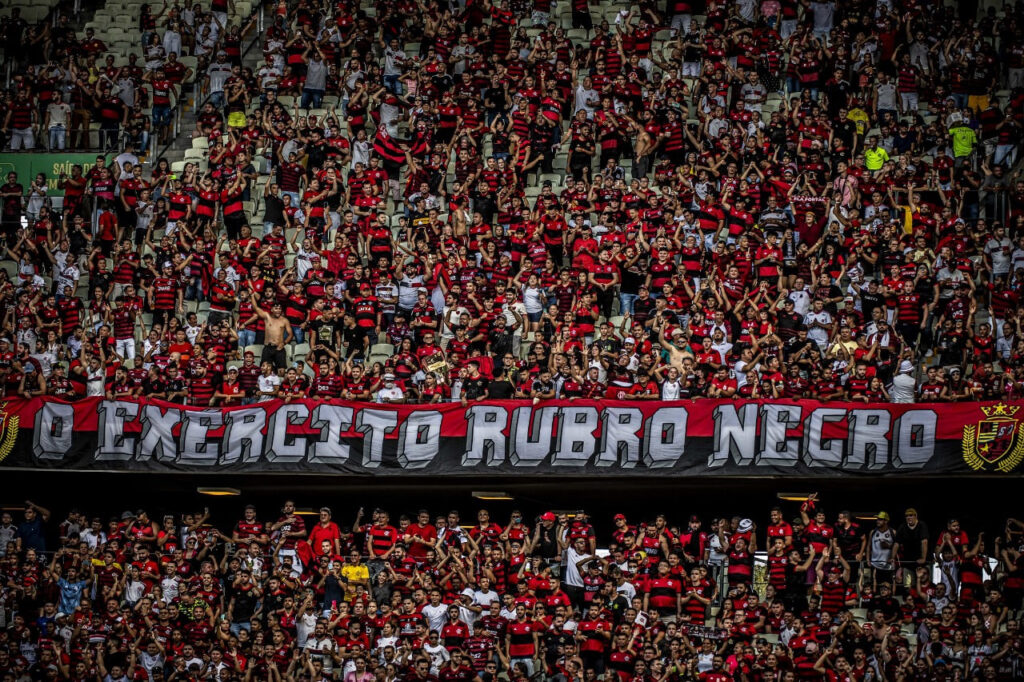 Torcida do Flamengo presente no Castelão, em jogo contra o Ceará, em 2022; Mais Querido domina ranking de maiores rendas do futebol cearense