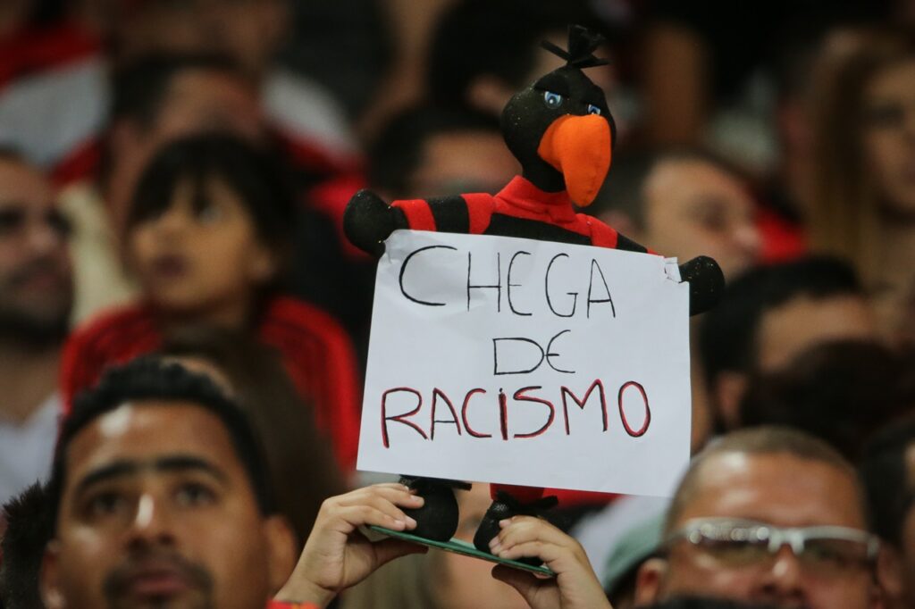 Placa pedindo o fim do racismo no Maracanã; Enem tem questão sobre o racismo da torcida do Fluminense contra o Flamengo