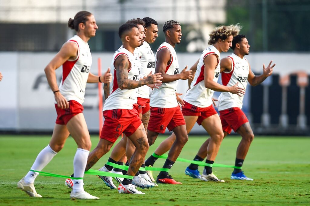 Jogadores do Flamengo durante treinamento no Ninho do Urubu; David Luiz e Allan desfalcam time contra o Red Bull Bragantino
