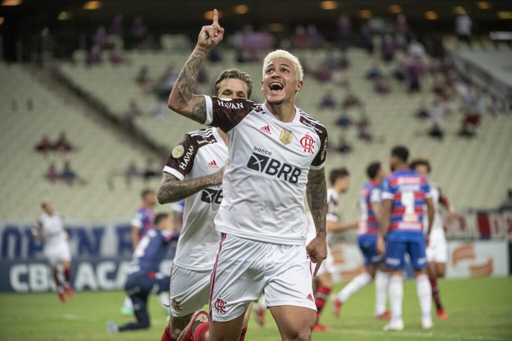 Pedro comemora gol do Flamengo contra o Fortaleza, em 2021; relembre a última vitória no Castelão