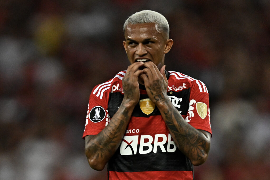 Renato Mauricio Prado surta com Wesley após erros em derrota do Flamengo para o Atlético-MG