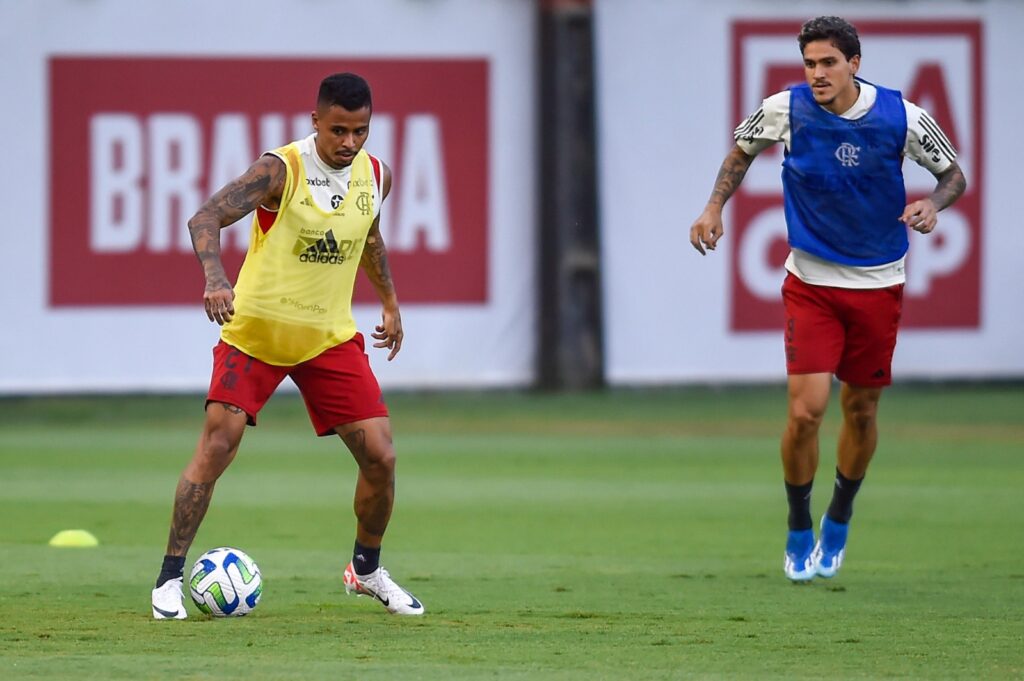 Allan em treino do Flamengo; jogador se recuperou de lesão e tem se destacado nas atividades com o técnico Tite