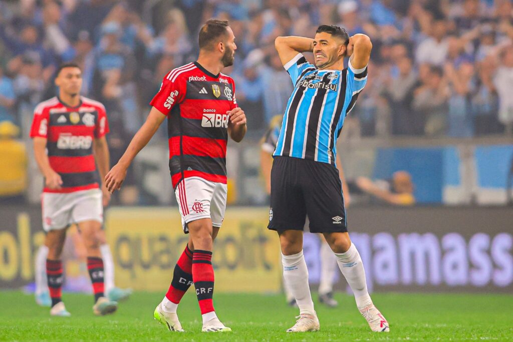 Foto entre Thiago Maia e Suárez em jogo válido pelas semifinais da Copa do Brasil entre Flamengo e Grêmio.