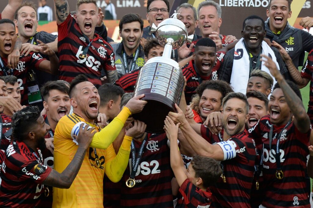 Jogadores do Flamengo comemoram no pódio com o troféu após vencer a última partida da Copa Libertadores ao derrotar o River Plate da Argentina