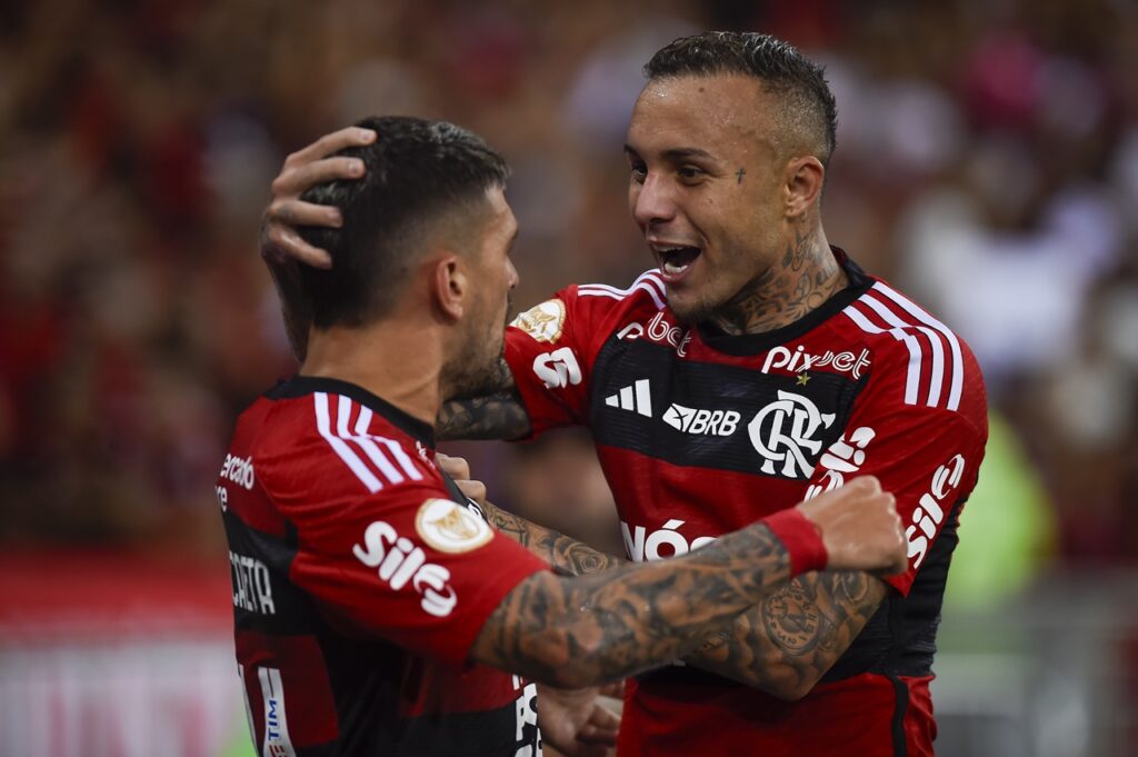 Arrascaeta e Cebolinha comemoram o gol da vitória do Flamengo sobre o Bragantino no Maracanã pelo Brasileirão 2023