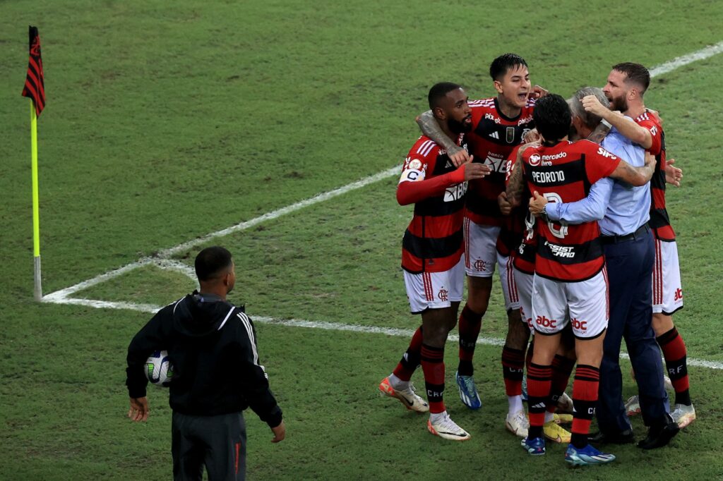 O comentarista Alex, ressaltou a importância do preparador físico Fábio Mahseredjian no gol de Arrascaeta em Flamengo x Bragantino