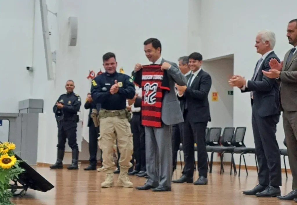 Silvinei Vasques dá camisa do Flamengo com o número 22 a Anderson Torres. Defesa de Silvinei Vasques alega que camisa 22 do Flamengo dada de presente a ministro de Bolsonaro em campanha podia ser homenagem a Rodinei
