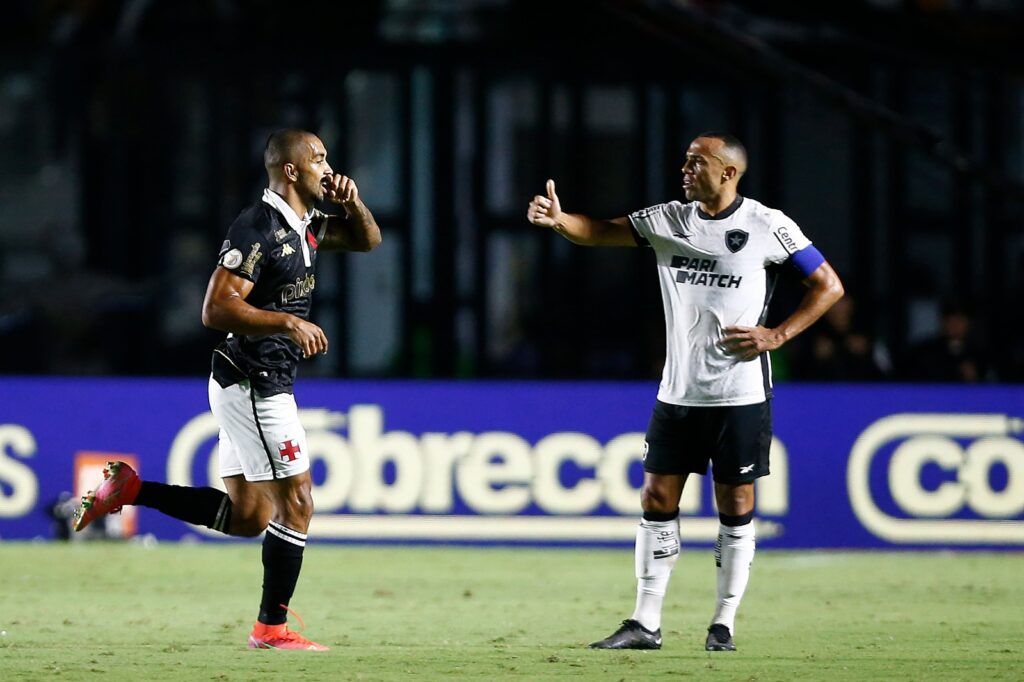 Paulo Henrique comemora gol do Vasco contra o Botafogo. Flamengo passará Botafogo se ambos mantiverem performance do returno, mas precisaria secar rivais; com 100%, Fla ficaria perto de ser campeão