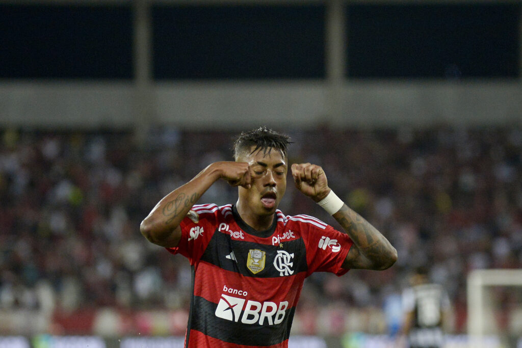 Bruno Henrique comemorando com Chororô. Atacante do Flamengo iniciou ruína do Botafogo, que tentou Cuca para tirar Lúcio Flávio