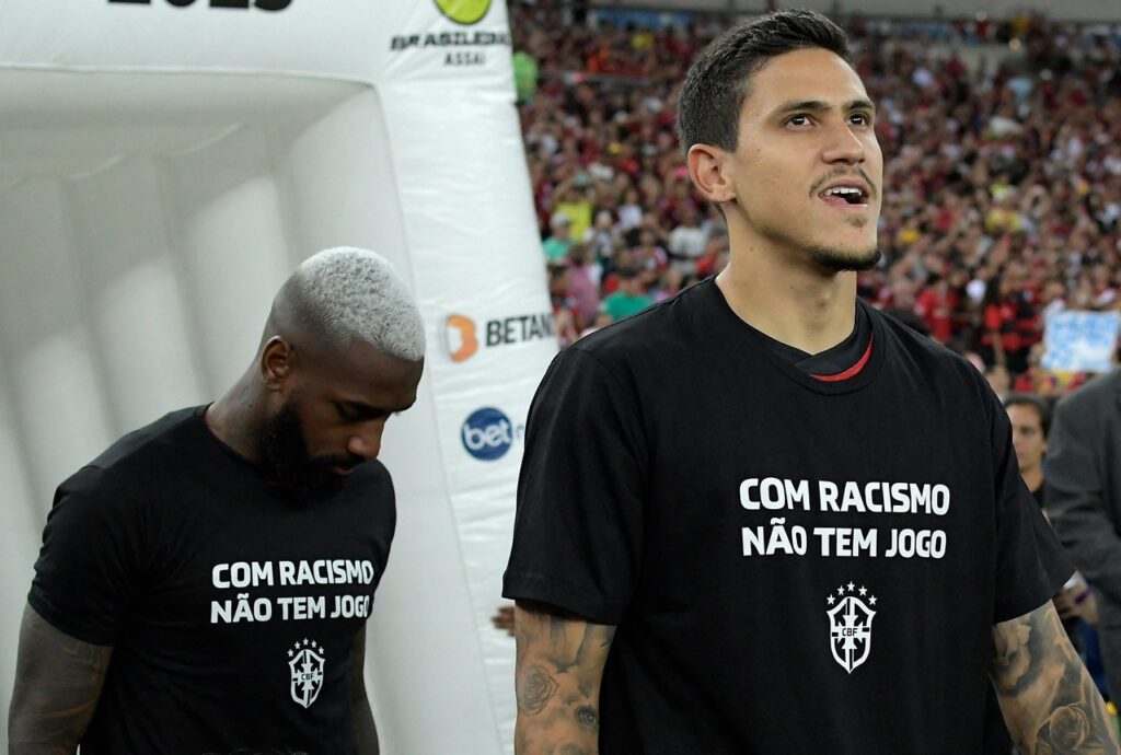 Pelo Flamengo, Pedro e Gerson entraram em campo com camisas contra o racismo em jogo do Brasileirão; ação da campanha anti racista da CBF