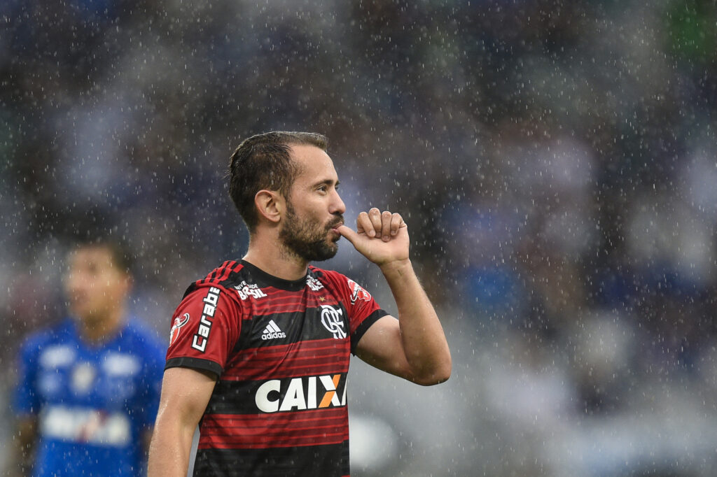 Everton Ribeiro marcou duas pinturas em Flamengo 2x0 Cruzeiro no Brasileirão 2018