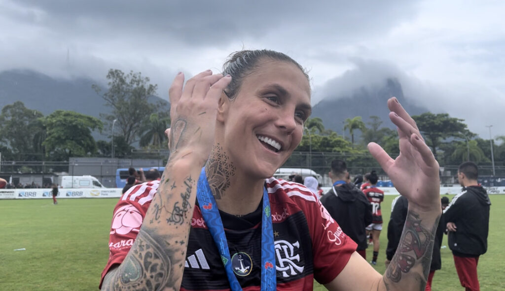 Darlene, autora de um gol e uma assistência na final, com a medalha de campeã do Carioca Feminino 2023