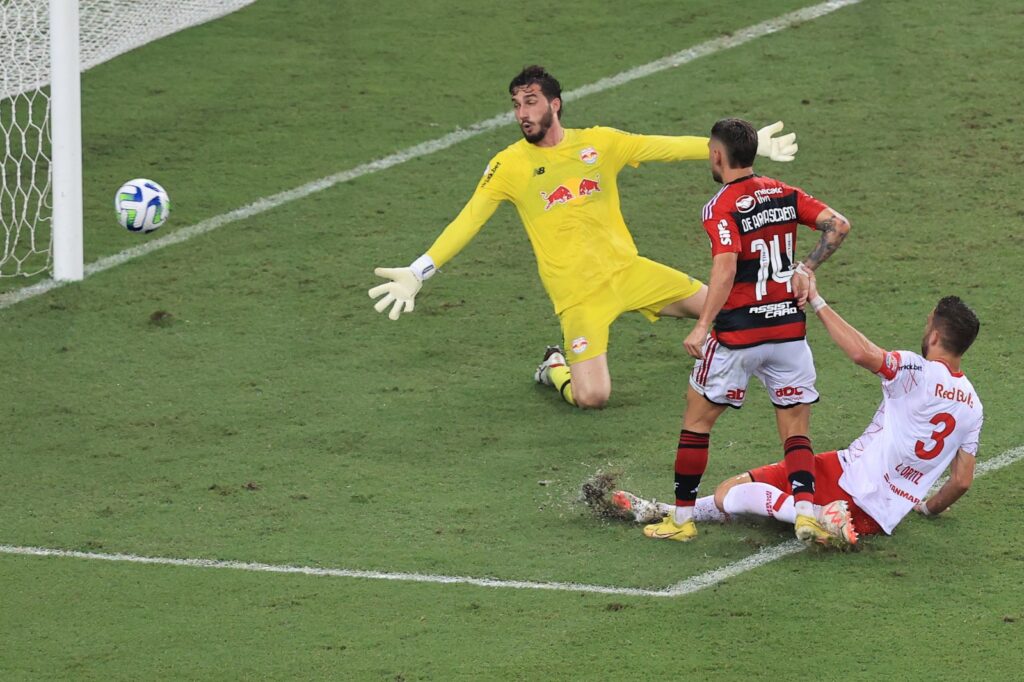 Eugênio Leal mostra como Bruno Henrique, Pulgar e Arrascaeta abriram espaços para gol da vitória em Flamengo x Bragantino