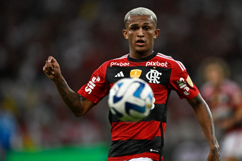 Wesley em campo pelo Flamengo;