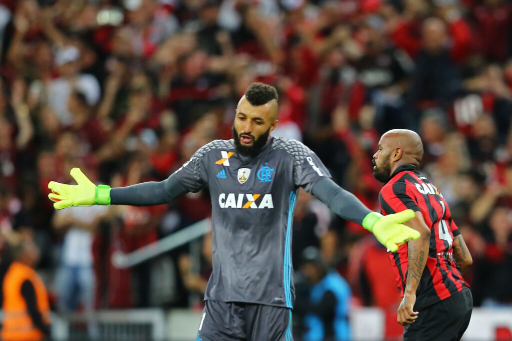 Em entrevista ao canal do Cartolouco, o goleiro Alex Muralha relembra críticas que sofreu no Flamengo