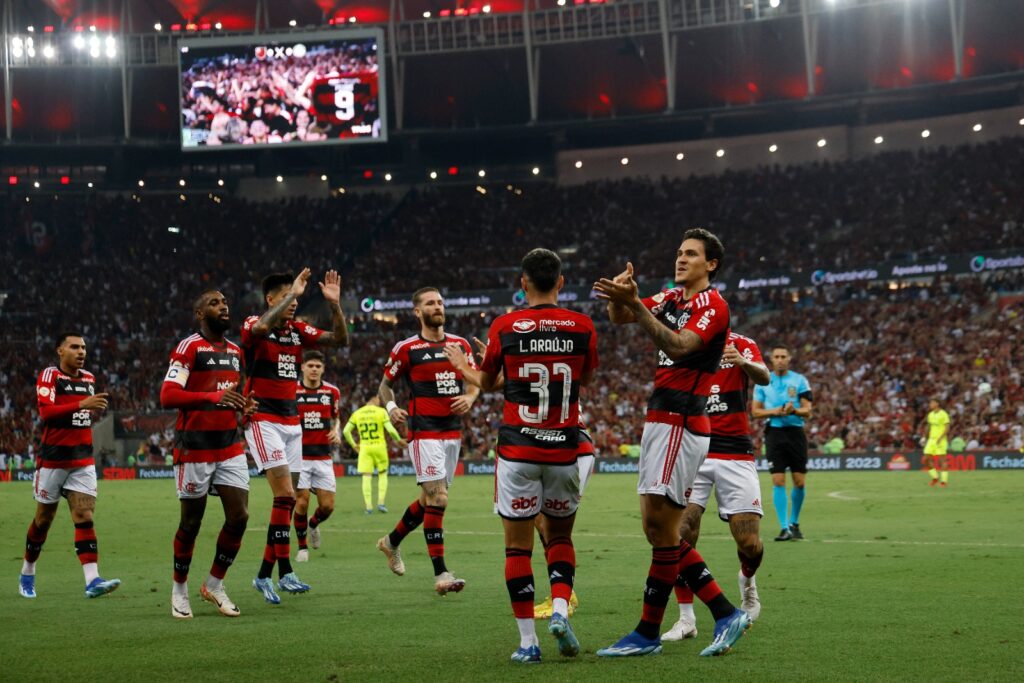 Pedro e companheiros celebram um dos gols da vitória do Flamengo por 3x0 sobre o Palmeiras no Brasileirão