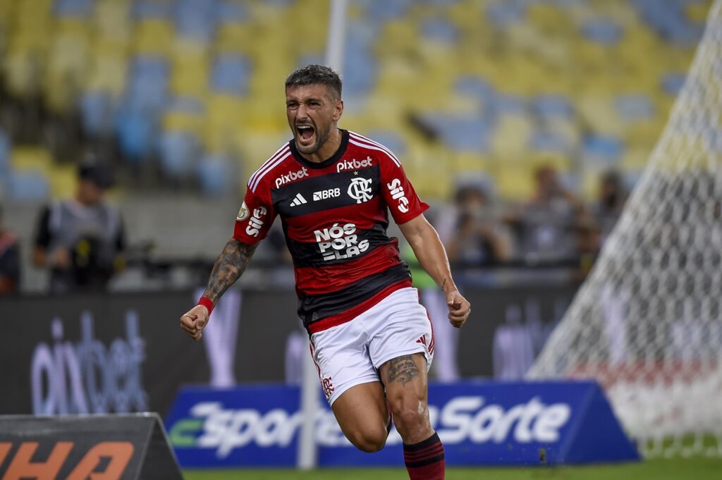 Arrascaeta comemora gol que deu a vitória para o Flamengo contra o Bragantino