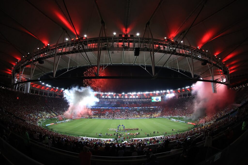 Moisaco da torcida do Flamengo teve problemas técnicos, mas o incentivo das arquibancadas levou o Mais Querido à vitória no Brasileirão