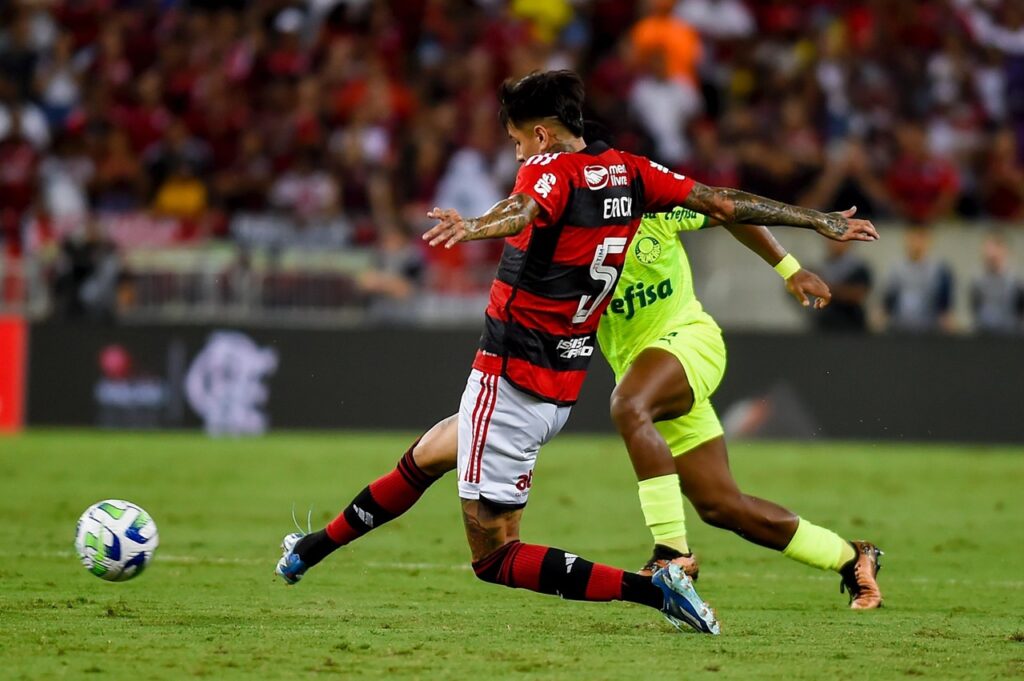 Com atuações de gala, como a de Erick Pulgar (foto), Flamengo vence o Palmeiras por 3 a 0 no Maracanã, pelo campeonato brasileiro