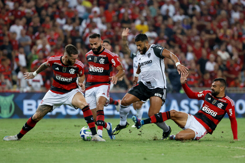 Léo Pereira, Fabrício Bruno e Thiago Maia marcam o atacante Hulk; Flamengo perdeu por 3x0 para o Atlético-MG