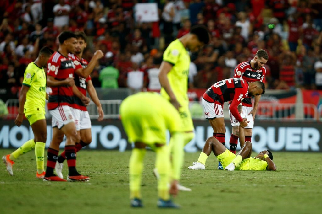 Fabrício Bruno cumprimenta Endrick, caído após derrota do Palmeiras para o Flamengo. Flamengo chegará a 74 pontos se tiver 100% de aproveitamento e será campeão brasileiro se Grêmio e Palmeiras perderem 2 pontos, e Botafogo, 4