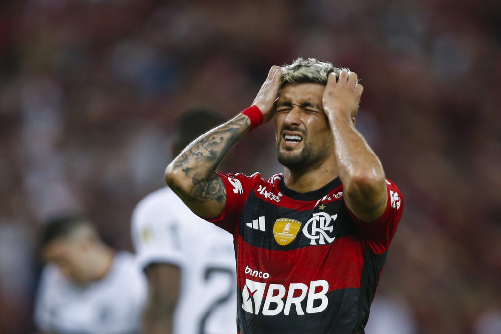 Giorgian De Arrascaeta, do Flamengo, reage durante a partida de ida das oitavas de final da Copa CONMEBOL Libertadores entre Flamengo e Olimpia