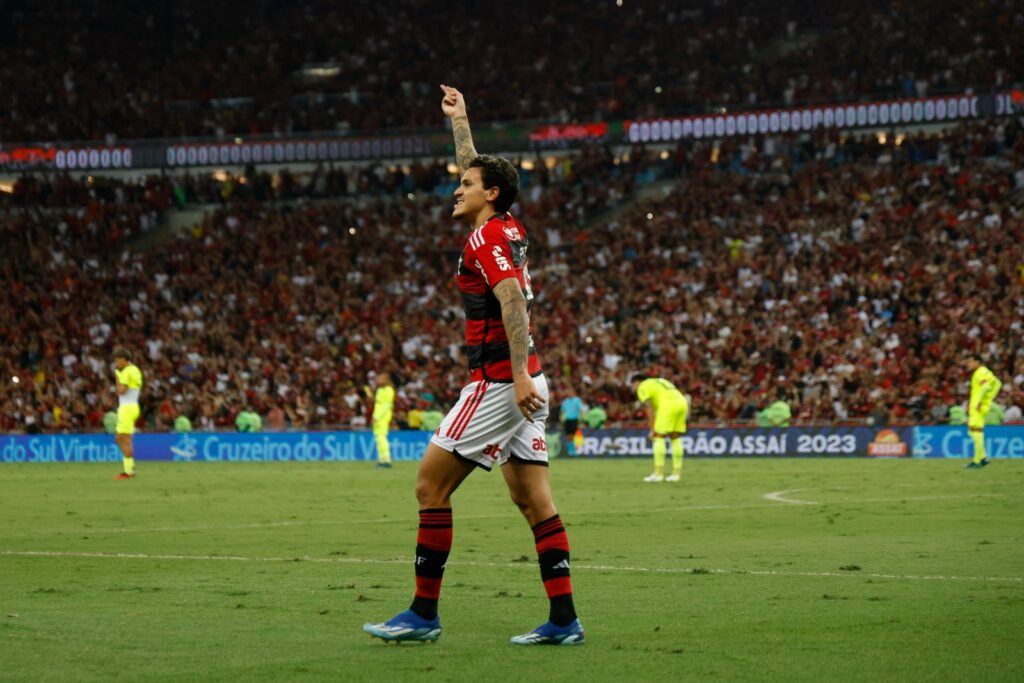 Pedro comemora gol do Flamengo contra Palmeiras, La Liga tem confronto direto como 1º critério de desempate; Real já foi campeão espanhol com mesmos pontos e saldo menor que Barcelona