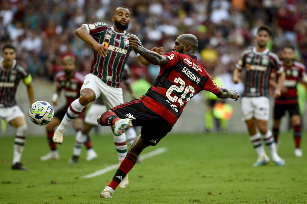 Gerson em ação contra o Fluminense; Flamengo irá repetir ação do Mercado Livre contra o Red Bull Bragantino